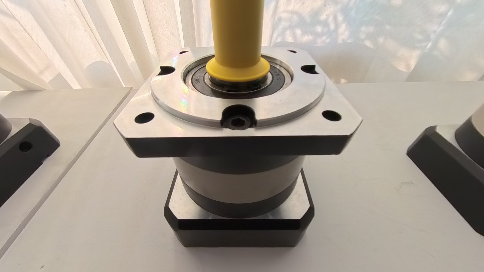 Miniature planetary reducer for compact industrial equipment