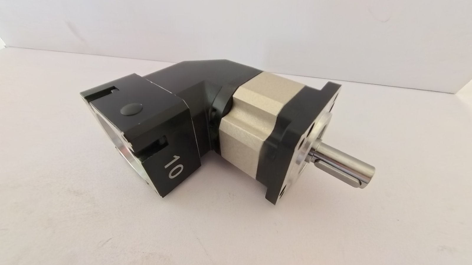 Right angle planetary reducer for industrial installation